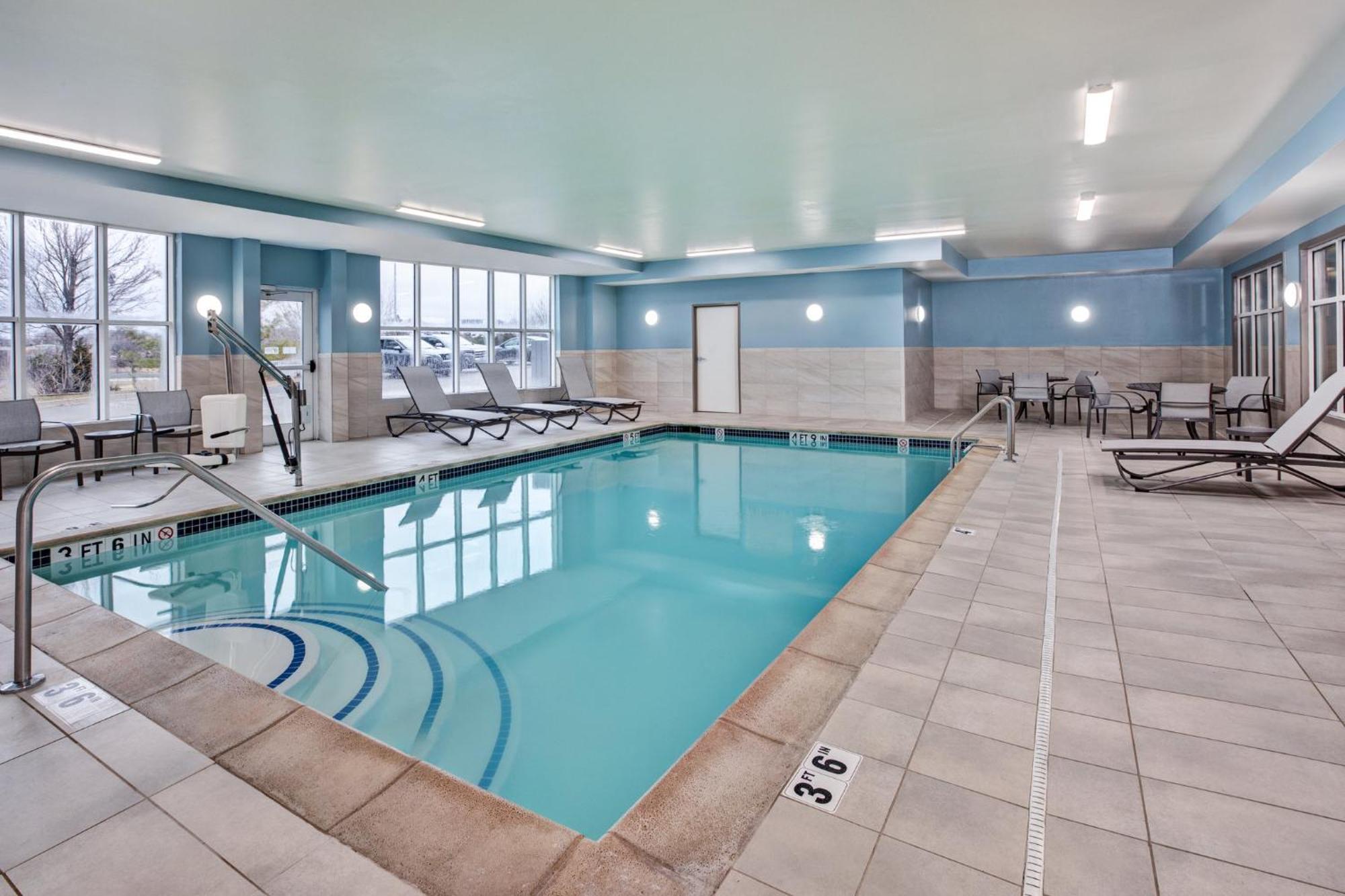 Holiday Inn Express Hotel & Suites Auburn Hills By Ihg Екстериор снимка